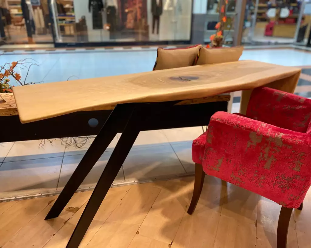 Bureau en tulipier d’Amérique avec pieds en acier thermolaqué