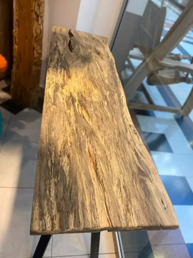 Mobilier d’entrée en bois exotique avec structure métallique