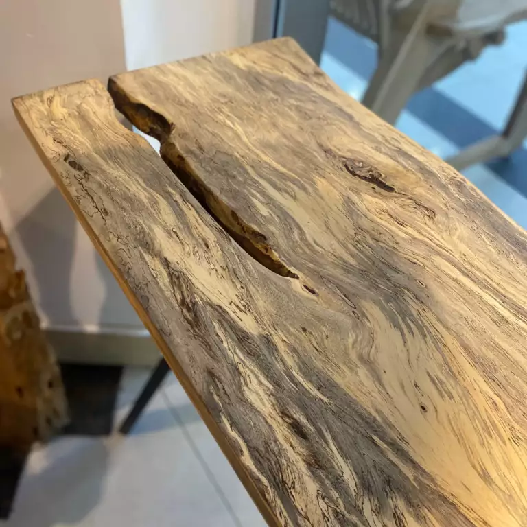 Vue latérale d’une console moderne en bois naturel