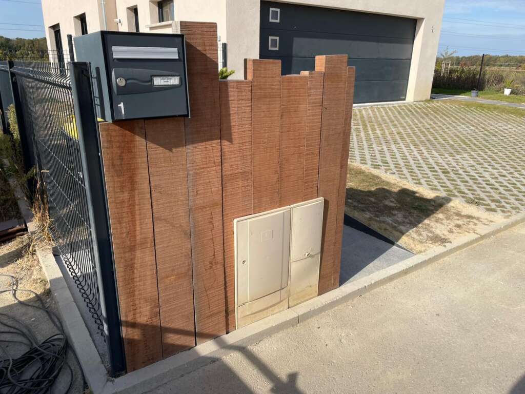 Habillage extérieur sur mesure en bois massif pour façade