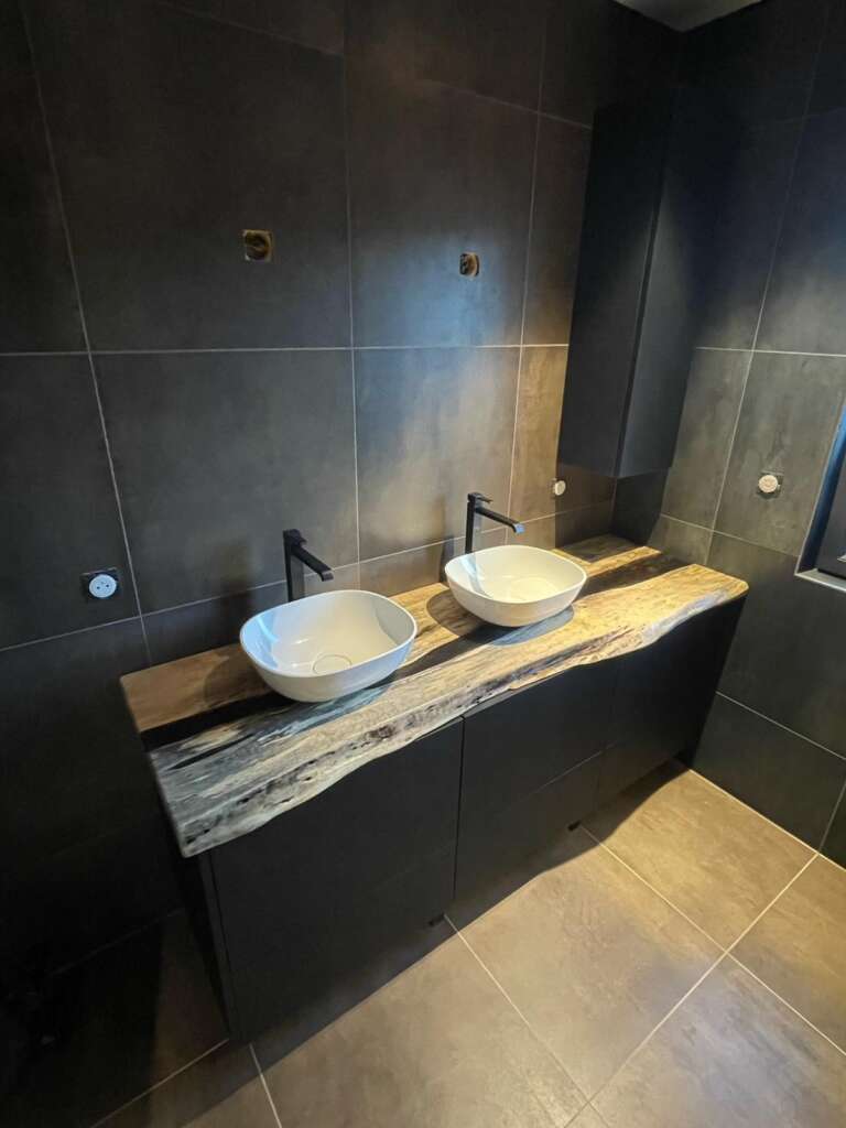 Meuble double vasque en palissandre des Indes avec résine époxy