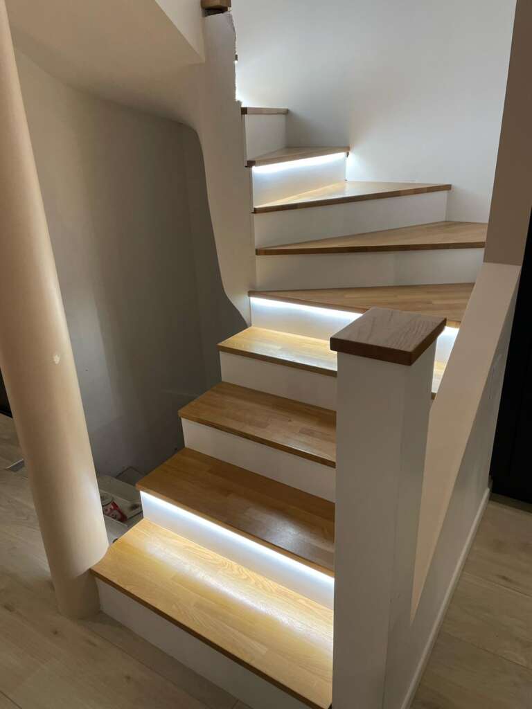 Escalier en chêne massif avec contremarches noires et garde-corps bois