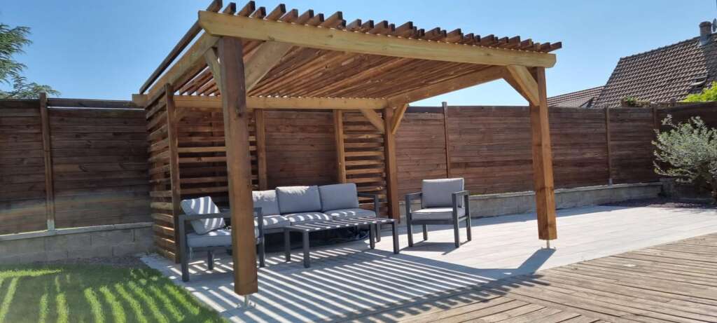 Pergola sur mesure en bois et métal installée dans un jardin