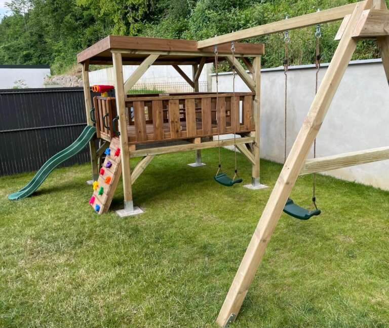 Aire de jeux en bois sur mesure pour enfants avec cabane et toboggan