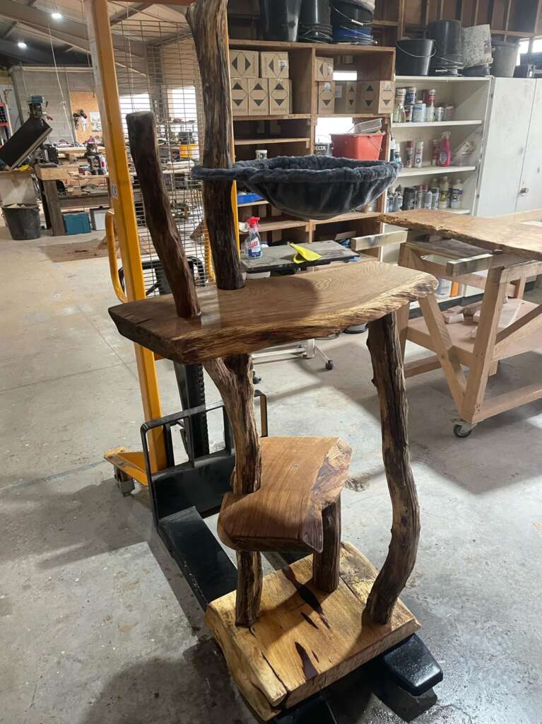 Arbre à chat artisanal en bois massif avec panier suspendu – Mazawood