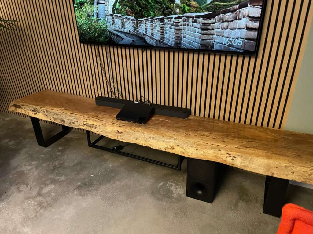 Meuble TV en manguier massif avec piétement acier noir en U