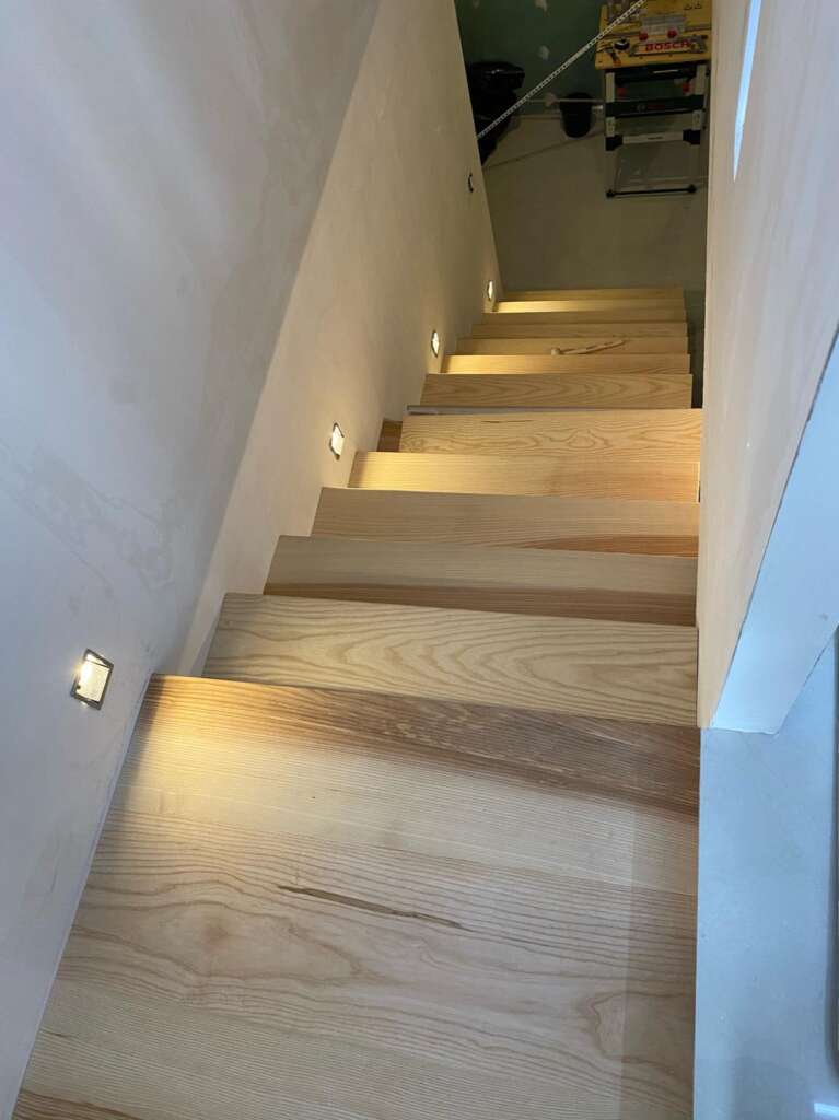 Marche d’escalier en frêne massif avec finition naturelle