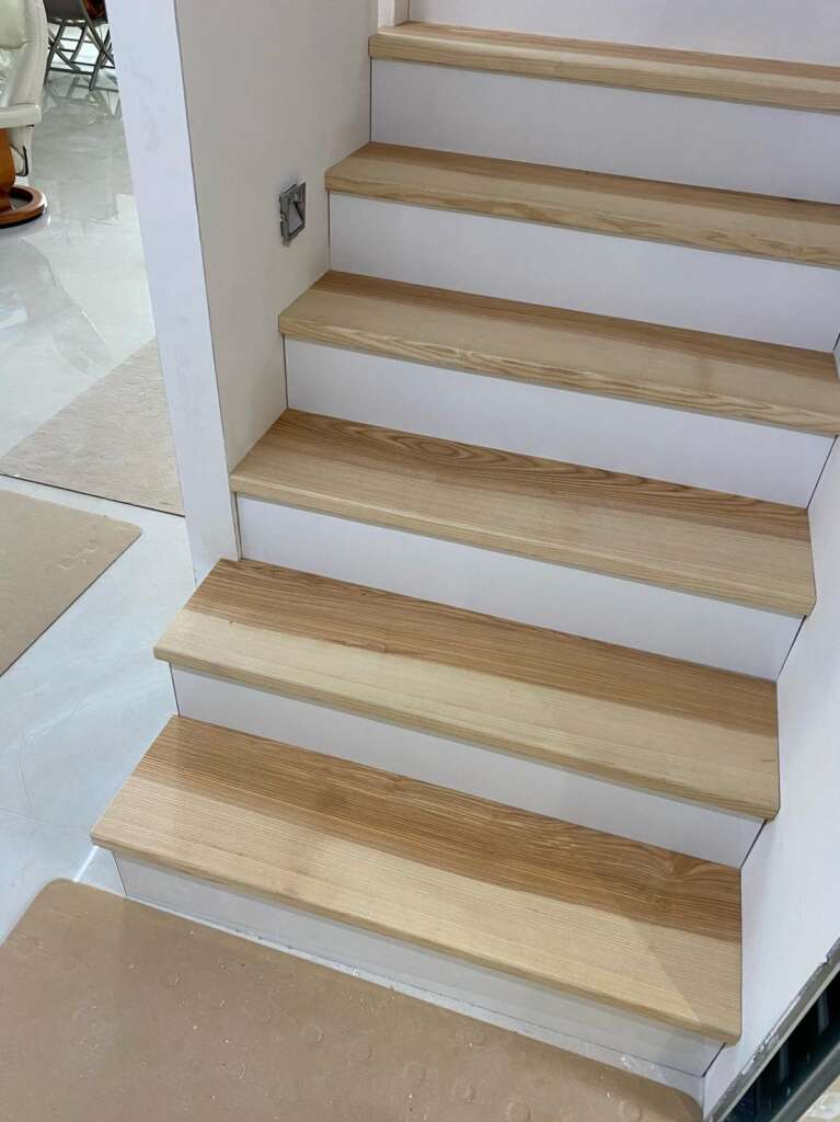 Vue d’ensemble d’un escalier sur mesure en bois clair