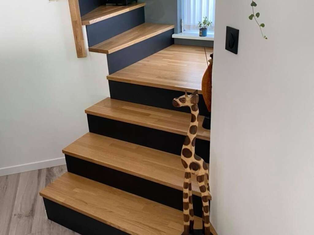 Escalier sur mesure avec marches en chêne massif et contremarches noires