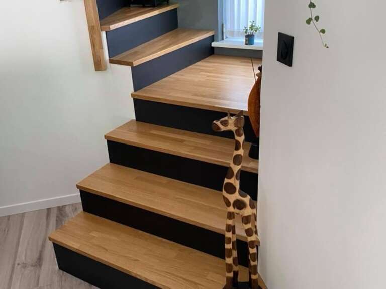 Escalier sur mesure avec marches en chêne massif et contremarches noires