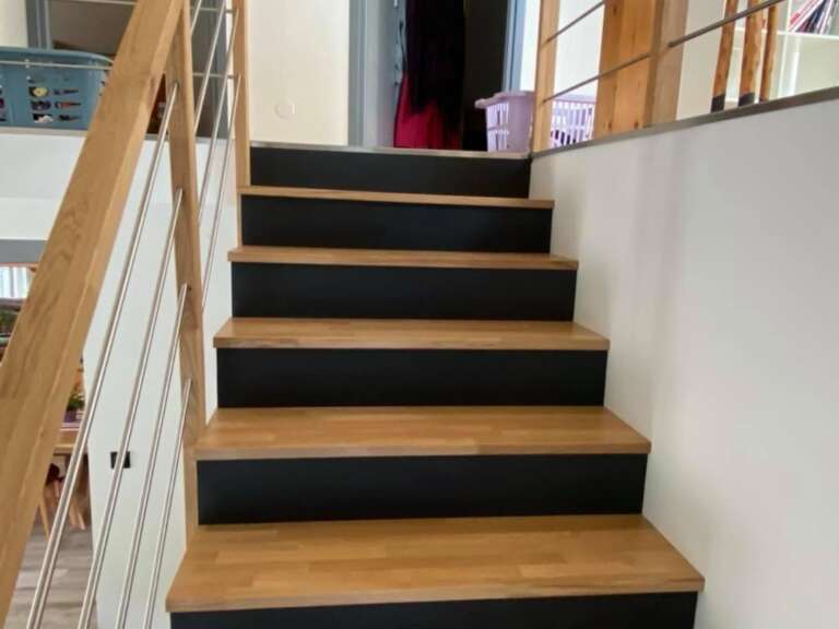 Vue latérale d’un escalier bois et métal contemporain