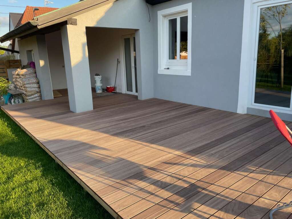 Terrasse en bois exotique sur mesure avec finition naturelle