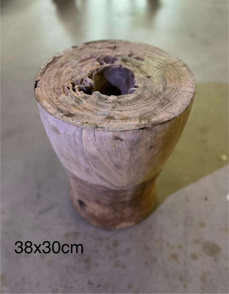 Tabouret artisanal en bois massif, hauteur 38 cm