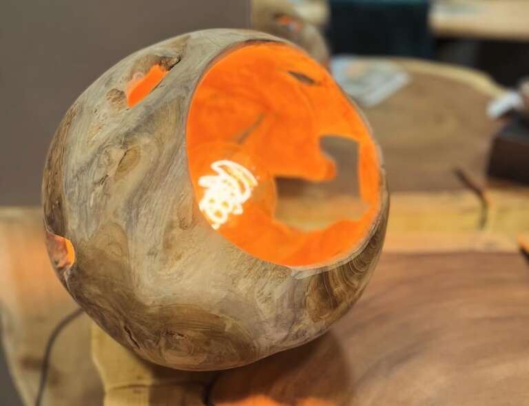 Vue rapprochée lampe bois massif sphérique trouée – Mazawood