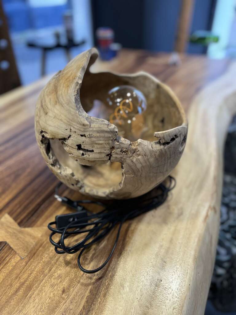 Lampe boule déco en teck sculpté pour ambiance chaleureuse – Mazawood