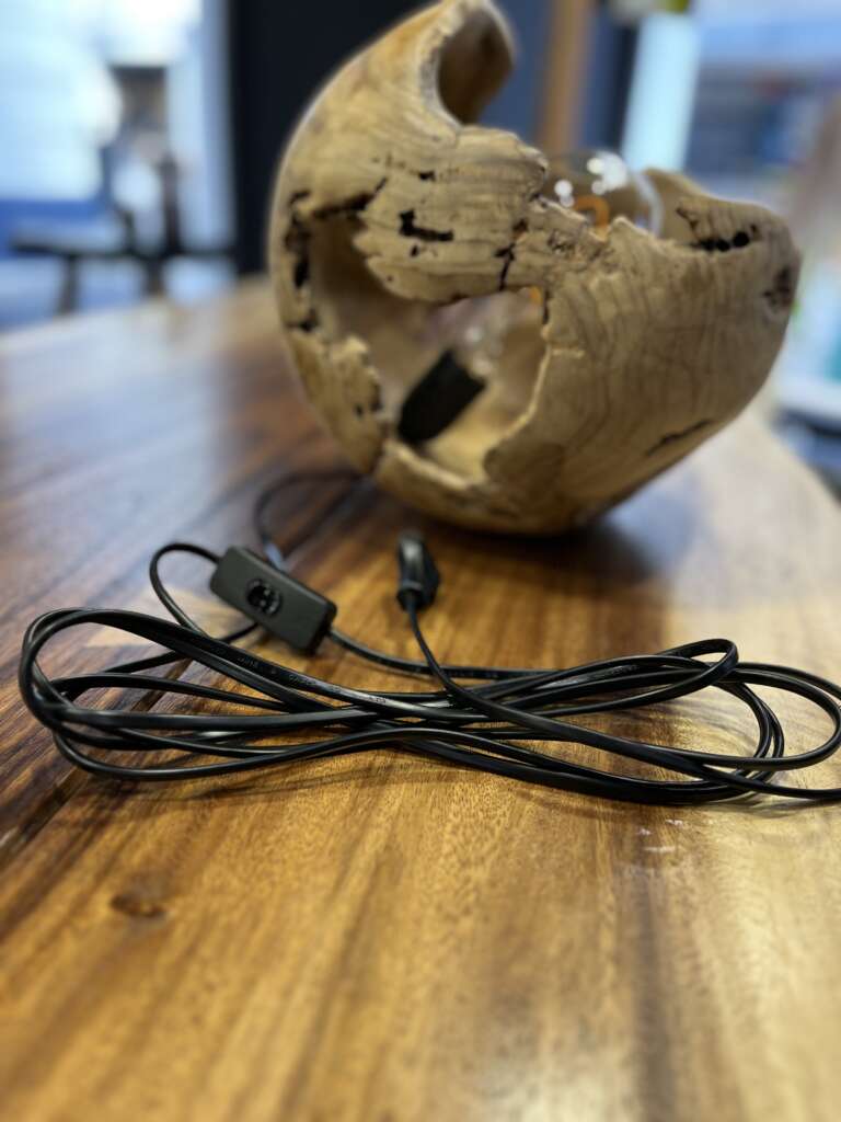 Lampe à poser en bois naturel avec câble noir 3m – Mazawood