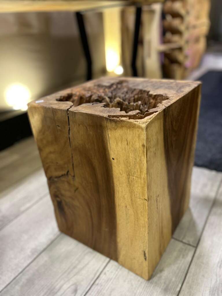 Cube en bois de suar massif vu de face, 45 cm de hauteur