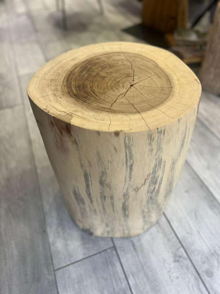 Bout de canapé en bois exotique utilisé comme table basse