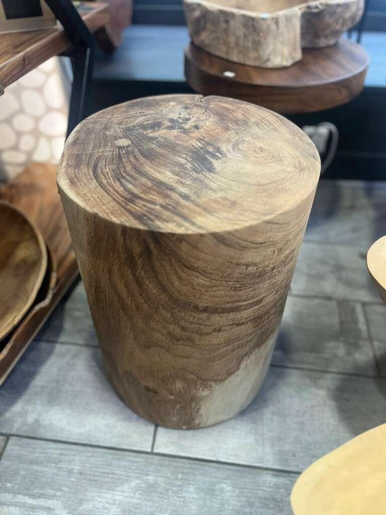 Élément déco en bois exotique à côté d’un fauteuil