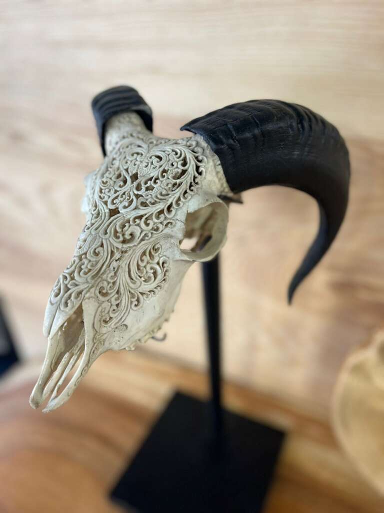 déco tête de chèvre sculptée sur support – Mazawood