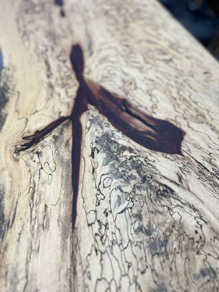 Vue latérale de la console en bois exotique finition mate soie