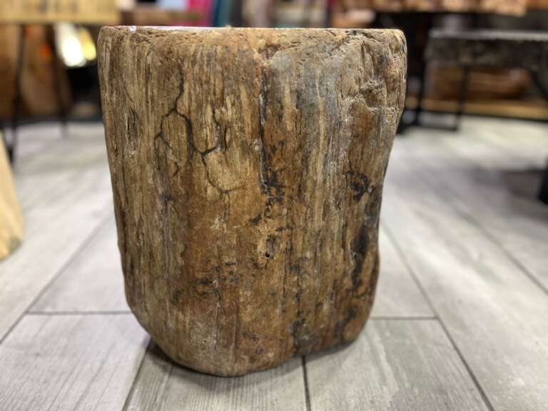 Texture brute et forme irrégulière d’un bois pétrifié – Mazawood - Menuiserie