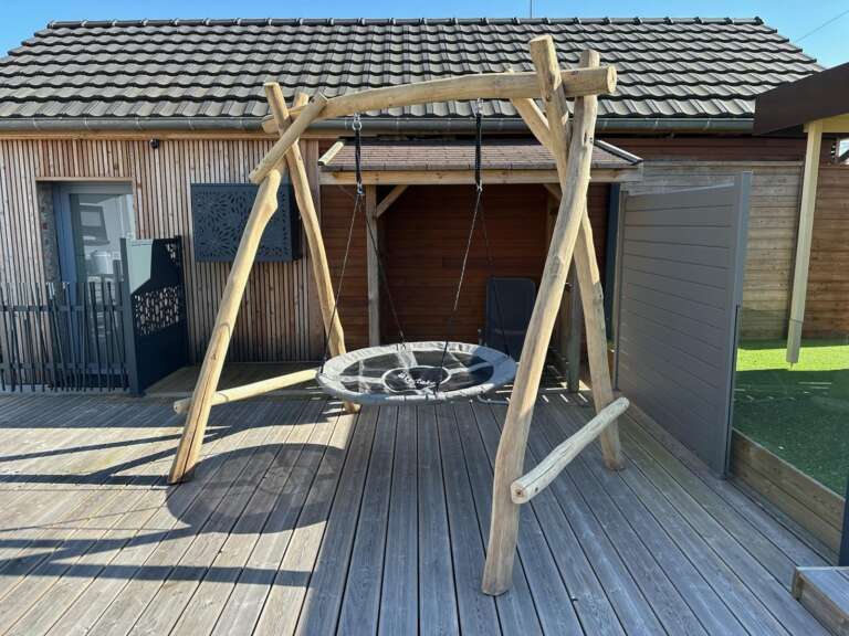 Mobilier suspendu en bois exotique pour jardin ou terrasse