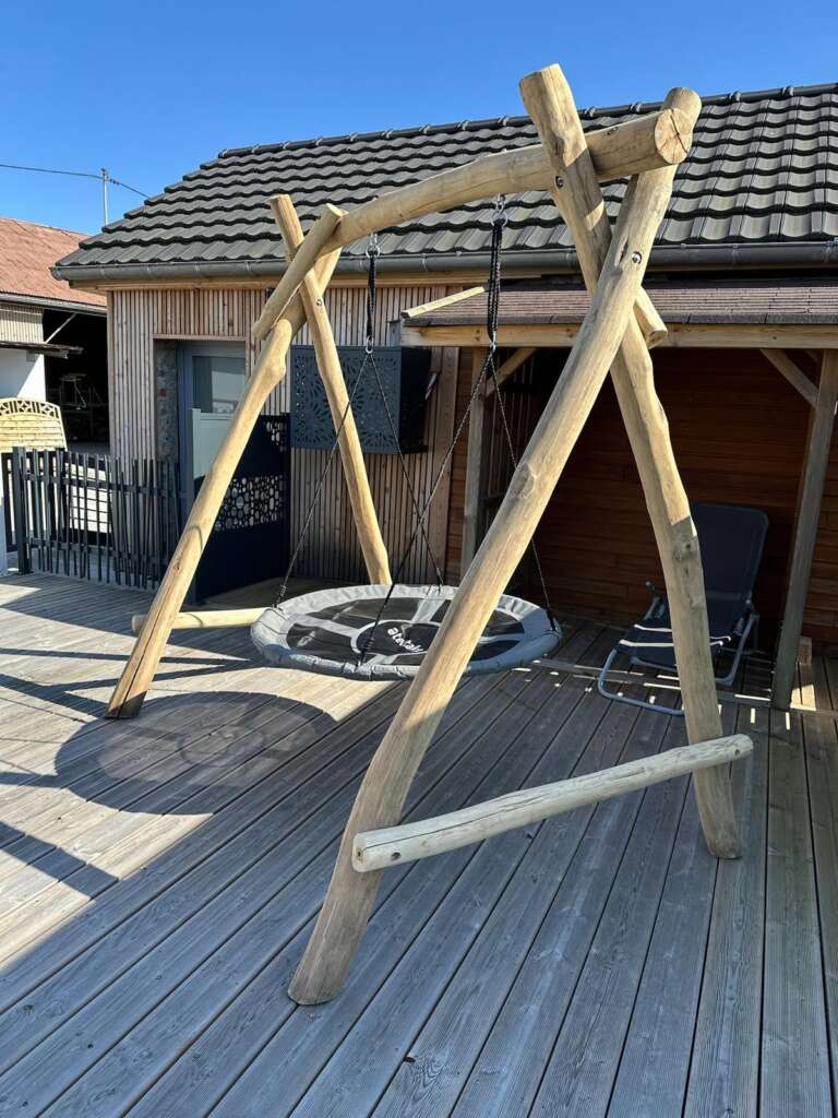 Vue de face d’une balançoire artisanale en teck
