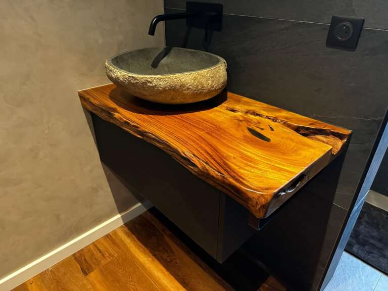 Meuble de salle de bain avec plan en suar massif et chant naturel
