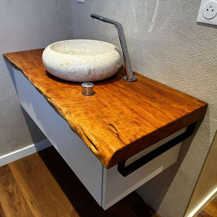 Meuble de salle de bain sur mesure en suar massif et stratifié magnolia