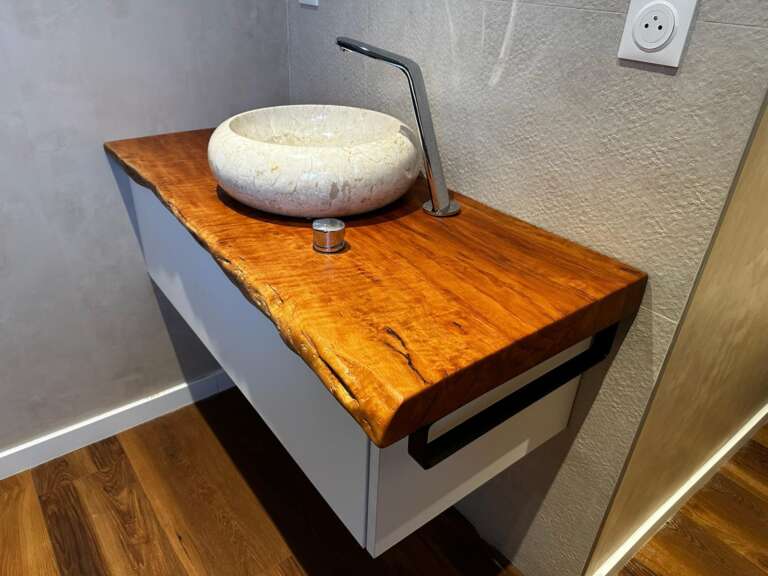 Meuble de salle de bain sur mesure en suar massif et stratifié magnolia