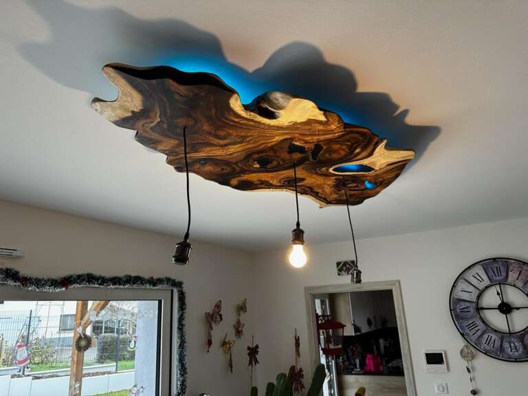 Suspension lumineuse artisanale bois-résine avec câbles sur mesure