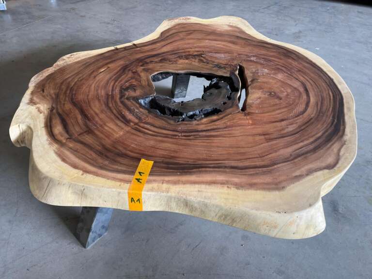 Table basse organique en bois suar massif et piètement design noir, Mazawood
