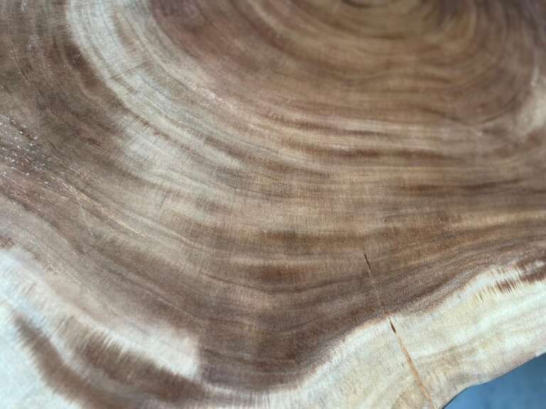 Table basse A17 suar formes douces et veinage marqué Mazawood