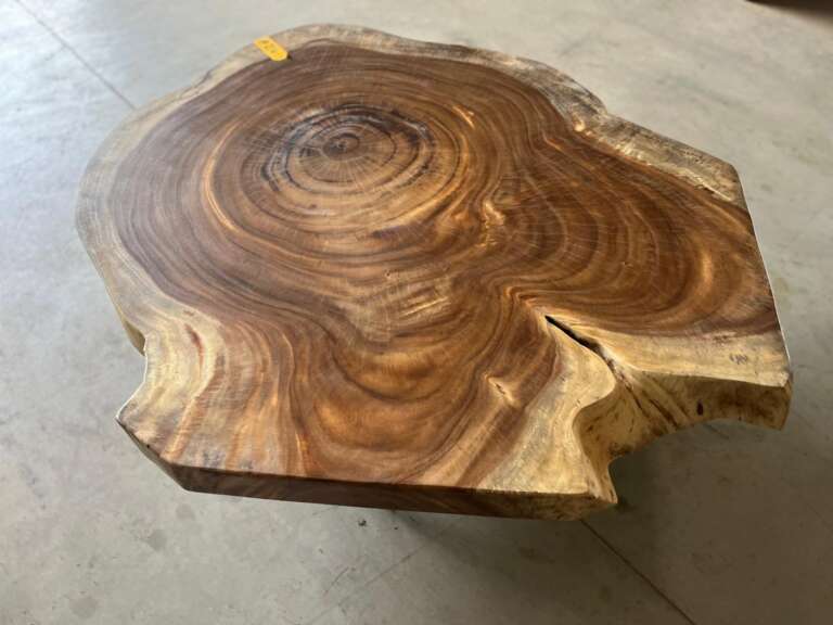 Table A24 en bois suar massif forme naturelle et veinage contrasté Mazawood