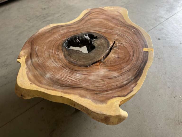 Table A26 en bois suar massif ajouré, design organique Mazawood