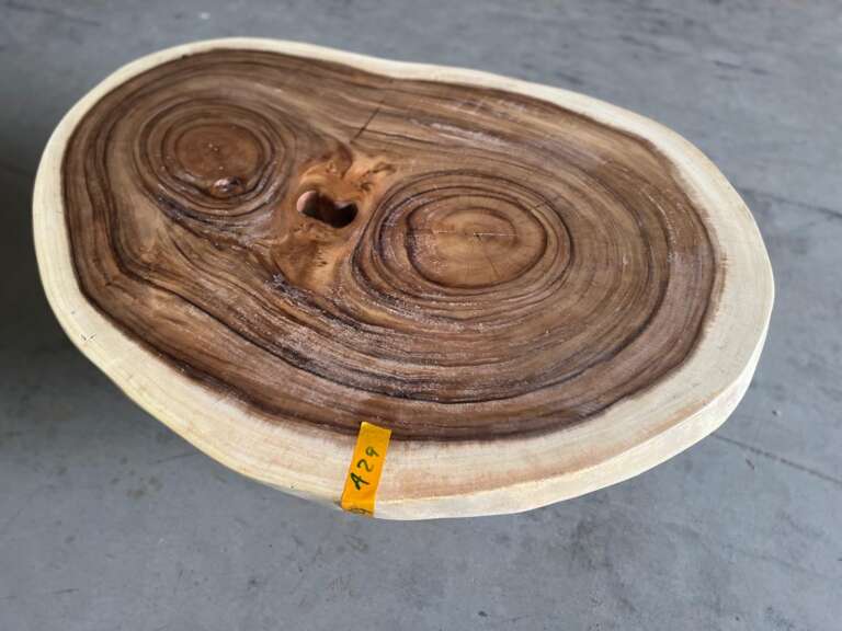 Table A29 en suar design naturel et veinage marqué Mazawood