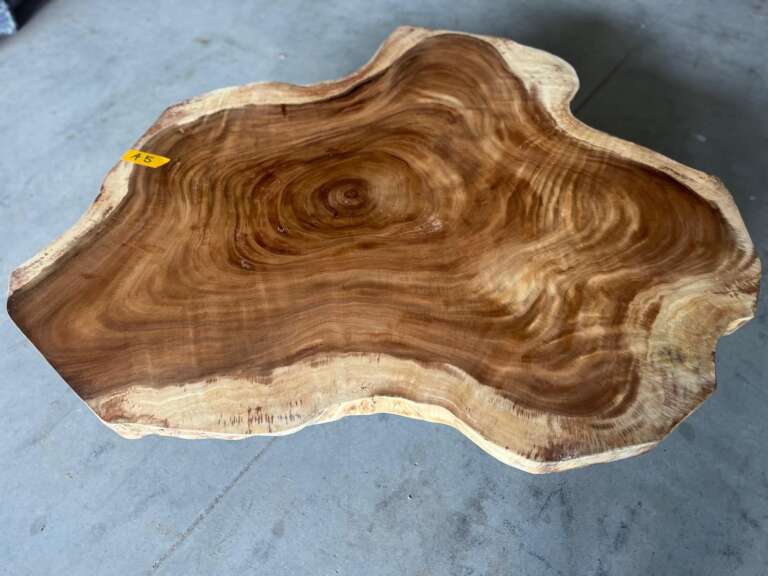 Vue d’ensemble de la table basse A5 en suar, cernes spectaculaires, Mazawood