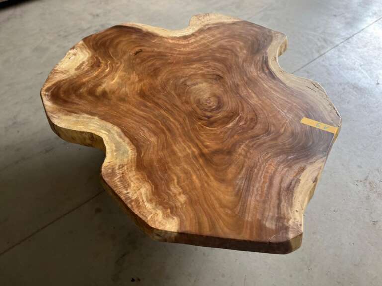 Plateau de table basse A9 en suar avec veinage hypnotique, Mazawood