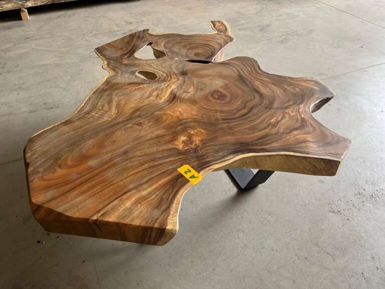 Vue d’ensemble de la table basse A2 en bois exotique et pieds noirs design, Mazawood