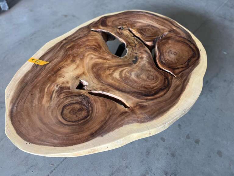 Table basse suar A25 plateau ajouré et nœuds naturels Mazawood