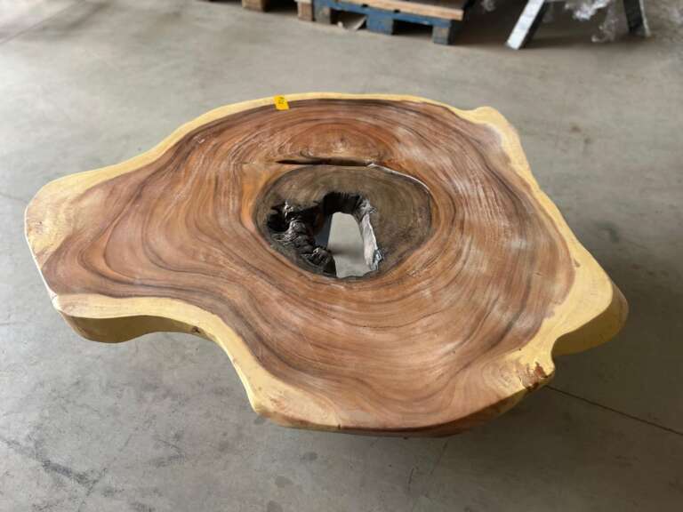 Table basse suar A26 plateau avec trou central et veinage naturel Mazawood