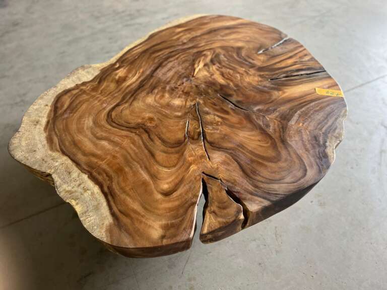 Table basse suar A27 avec fissures naturelles et veinage contrasté Mazawood