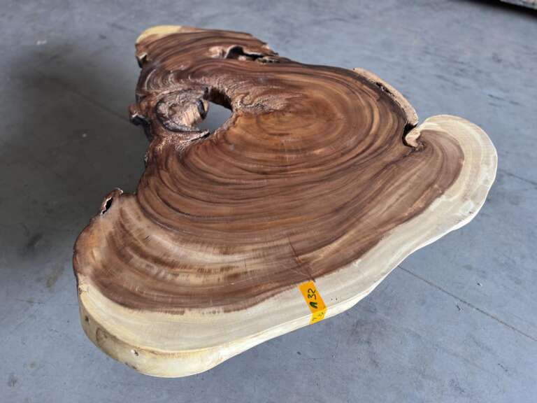 Table A32 en bois suar forme organique et ajourée Mazawood