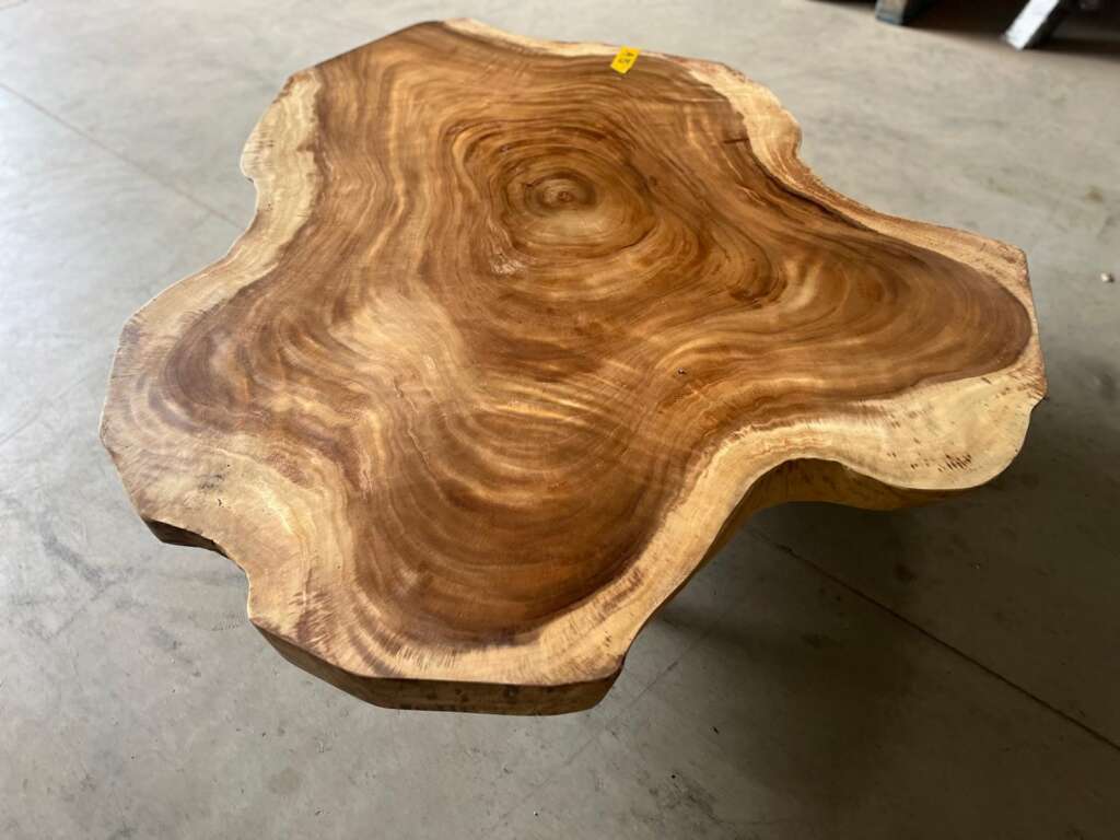 Table basse en suar massif A5 avec plateau organique, Mazawood