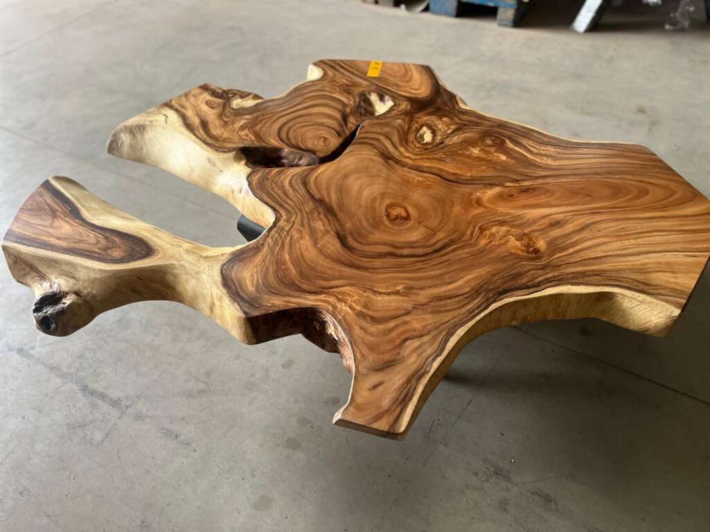 Table basse A8 en suar massif aux formes sculpturales, Mazawood