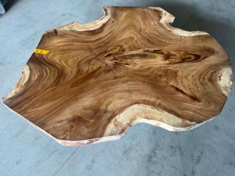 Vue complète de la table basse A3 en suar massif et pieds noirs design, Mazawood