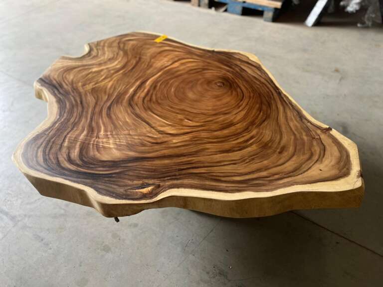 Vue du plateau organique de la table A7 en suar, Mazawood