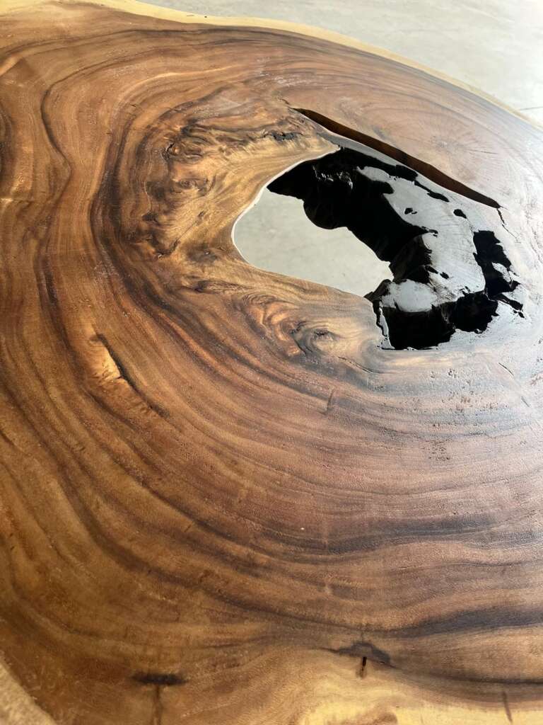 Vue détaillée du veinage et des cernes du suar sur une table basse artisanale, Mazawood