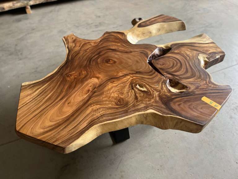 Table basse design A8 en suar, plateau organique spectaculaire, Mazawood